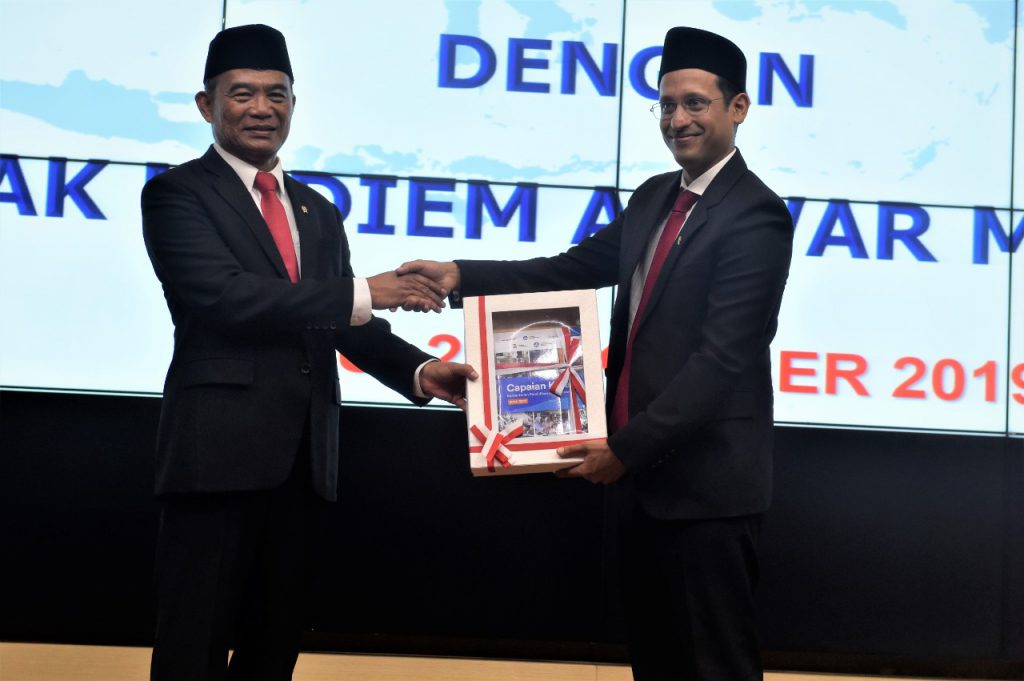 Resmi Dilantik, Mendikbud Nadiem Lakukan Serah Terima Jabatan dengan Mendikbud Muhadjir