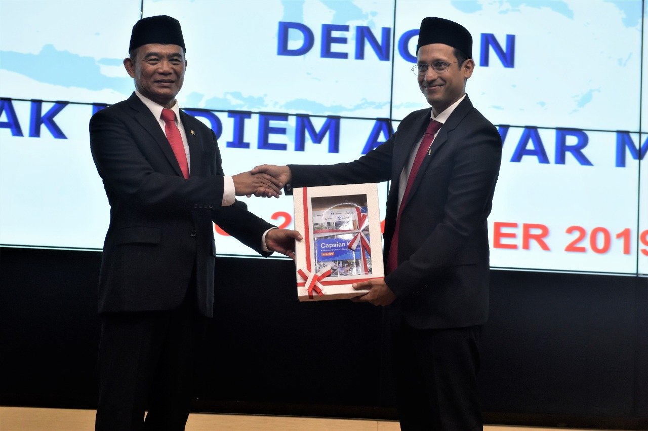 Resmi Dilantik, Mendikbud Nadiem Lakukan Serah Terima Jabatan dengan Mendikbud Muhadjir