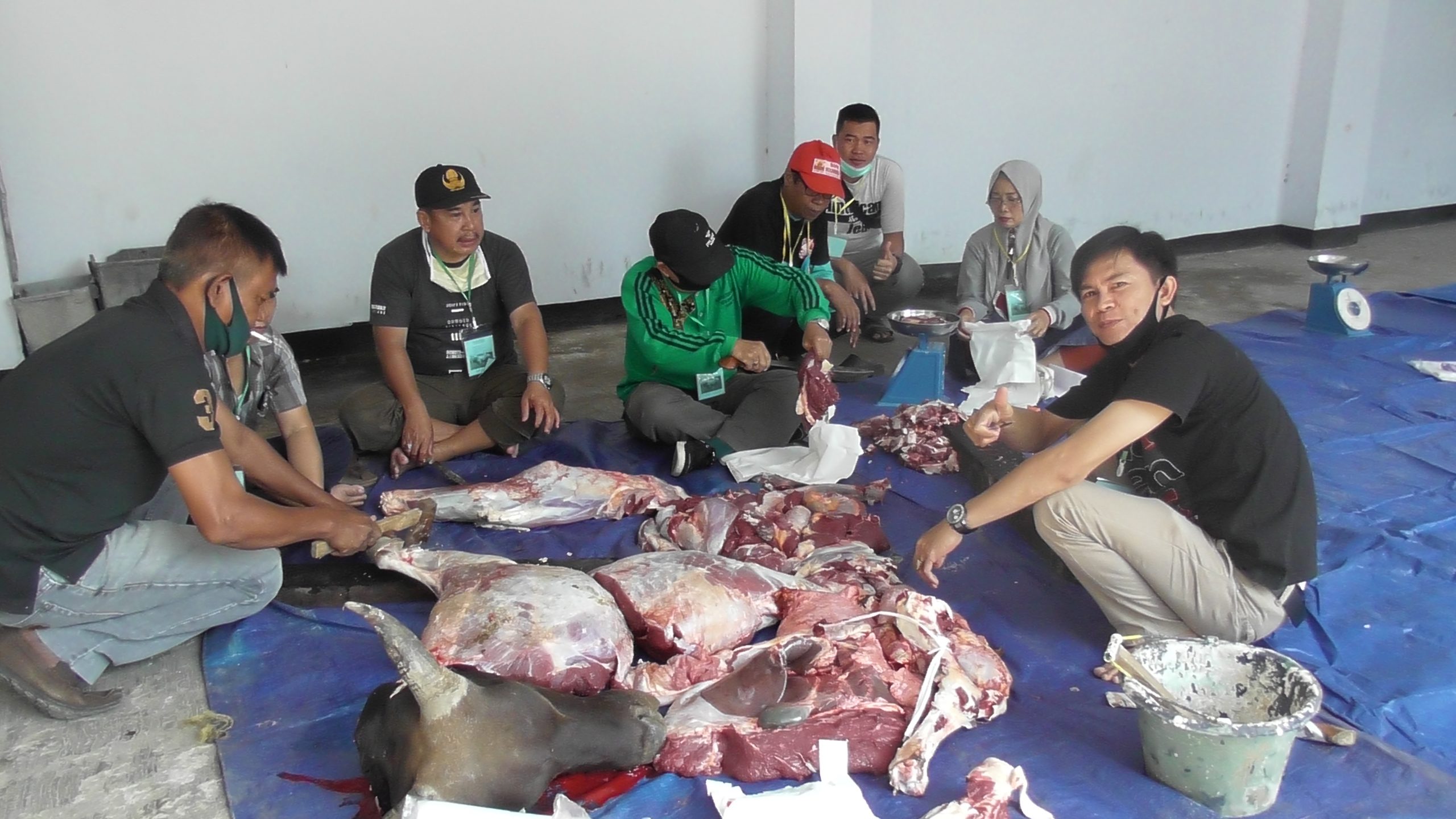 Suasana Pemotongan Hewan Kurban Disdik Kota BKL