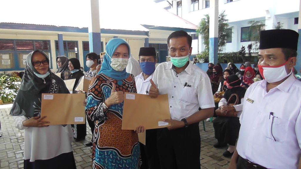 Penyerahan SK Beasiswa PIP oleh Ibu Hj. Dewi Coryati, M.Si Komisi X DPR RI