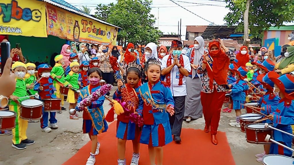 Kadis di sambut Meriah Saat Menghadiri Kegiatan Lomba Mewarnai di Kec.Slebar