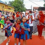 Kadis di sambut Meriah Saat Menghadiri Kegiatan Lomba Mewarnai di Kec.Slebar