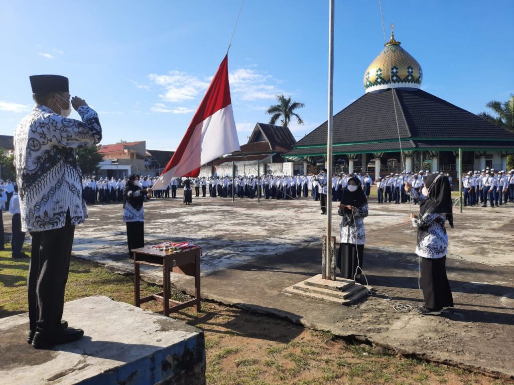 Kepala Dinas Pimpin Upacara Bendera Perdana saat HUT PGRI Nasional