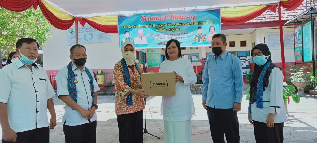 DPR-RI Serahkan Bantuan 15 unit Paket IT ke SDN 35 Kota Bengkulu