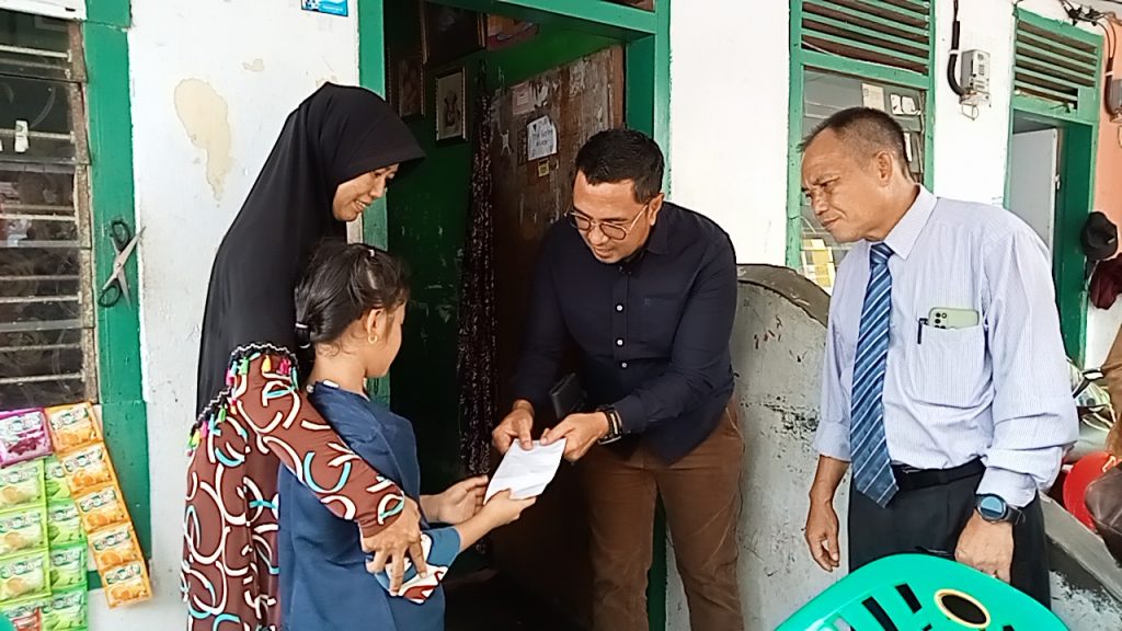 Anggota Komisi I DPRD Kota Bengkulu Berikan Bantuan Untuk Siswa Kurang Mampu