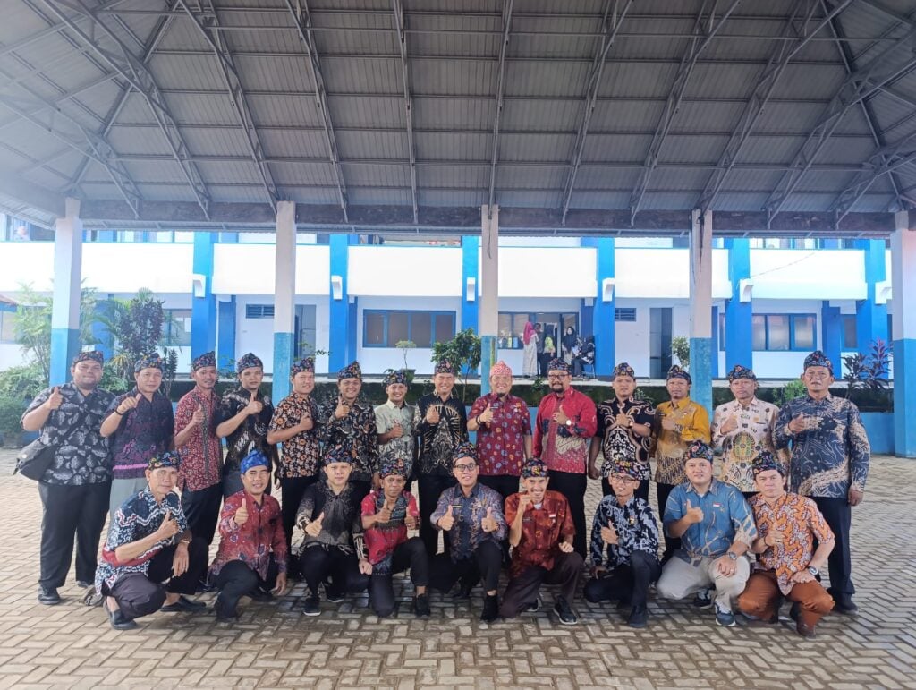 Plt. Kepala Dinas Ajak Jajaran ASN Laki-laki di Lingkungan Dinas Pendidikan dan Kebudayaan Kota Bengkulu Memakai Atribut “Kbek Palak” sesuai SE Walikota BDW