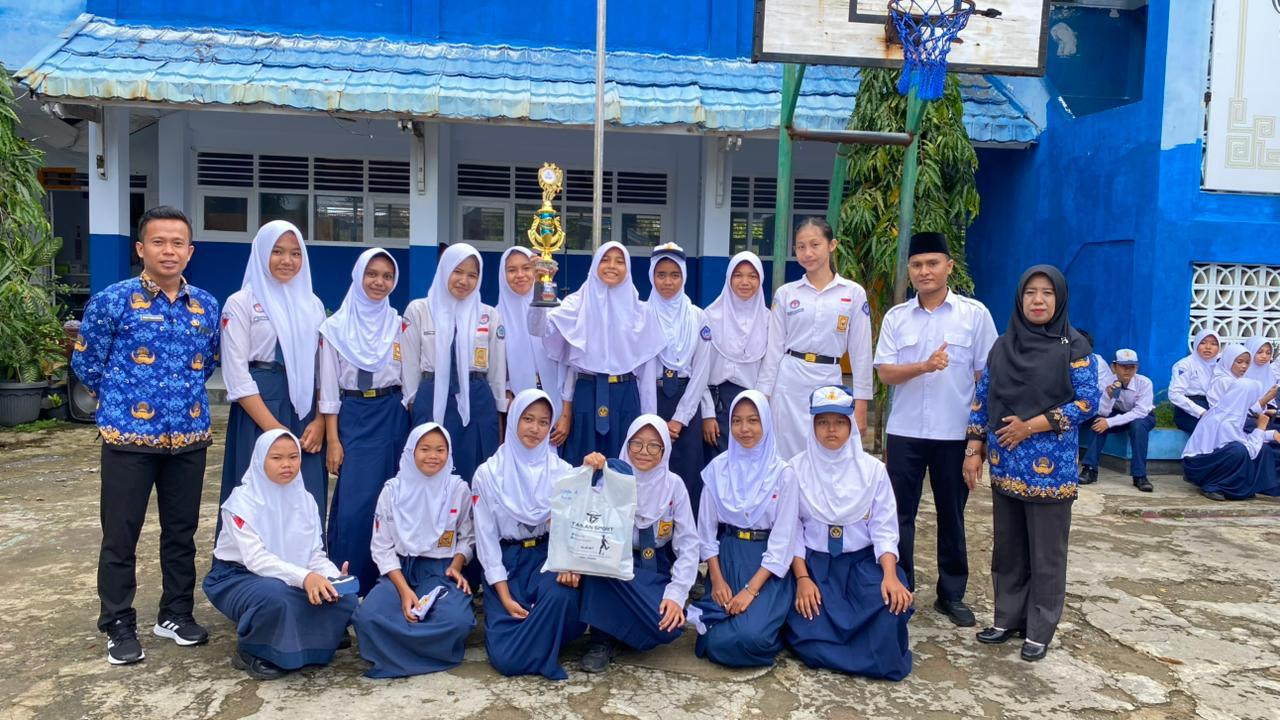 Tim Futsal Putri SMP Negeri 9 Bersinar di Liga MGMP/KKGO PJOK 2025: Raih Juara 4 dan Sabet Penghargaan Suporter Terbaik