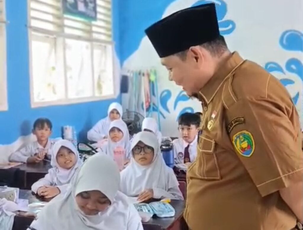 Semangat Hari Pertama Sekolah: Kadis Dikbud Kota Bengkulu Tinjau KBM di SD Negeri 1 Kota Bengkulu